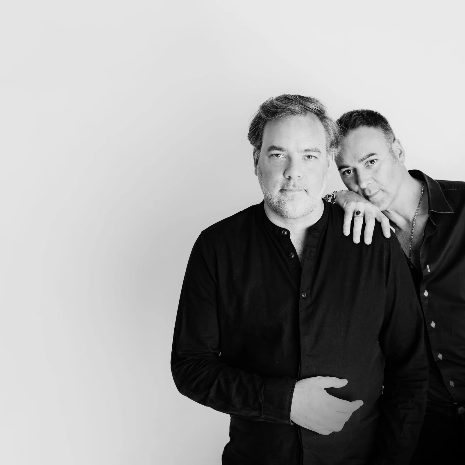 Portrait en noir et blanc de Cédric Lawde et Arnaud Charreyre
