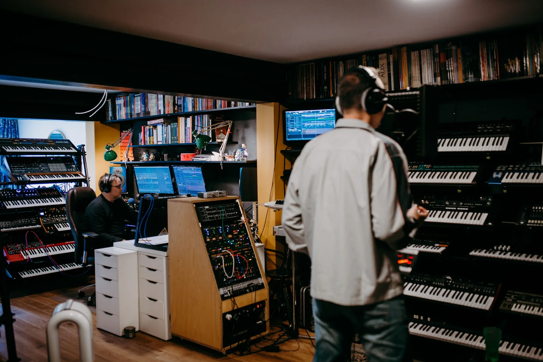 Session d’enregistrement d’Iron-Skies dans un studio rempli de synthétiseurs